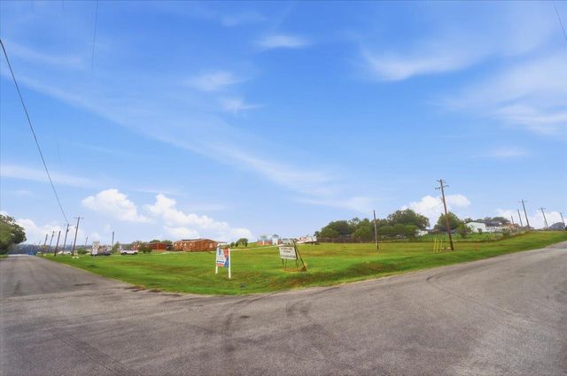2 S Plum Creek RD, Kyle, TX 78640