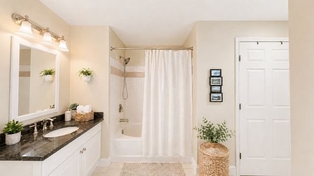 10 Seaport Dr 2217, Quincy, MA 02171