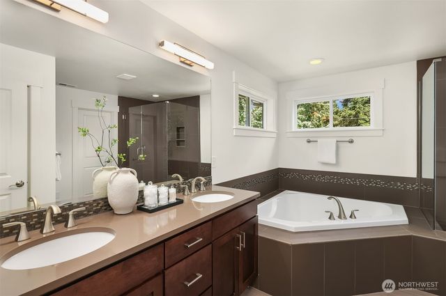 12512 NE 73rd Street, Kirkland, WA 98033