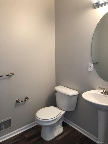 17501 Gateway Circle, Southfield, MI 48075