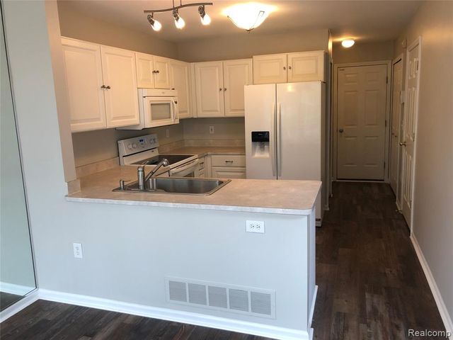 17501 Gateway Circle, Southfield, MI 48075