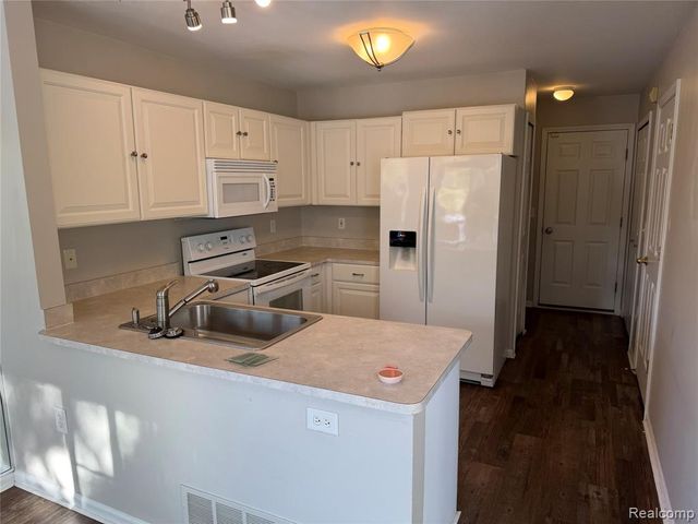 17501 Gateway Circle, Southfield, MI 48075