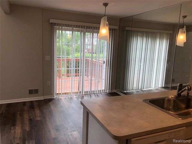 17501 Gateway Circle, Southfield, MI 48075