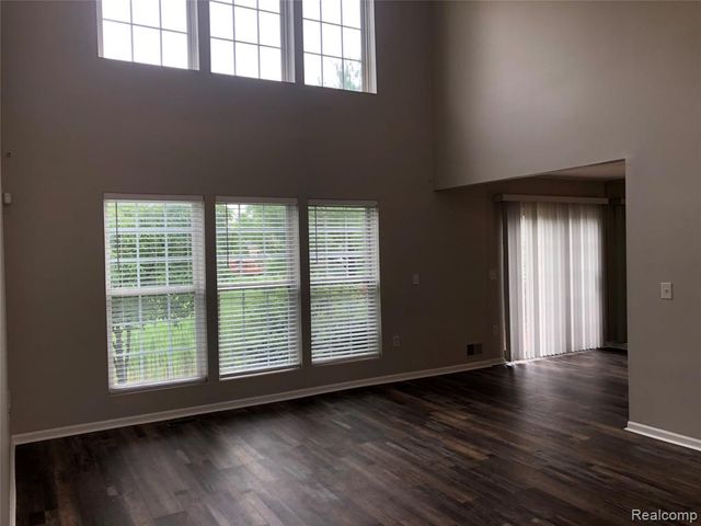 17501 Gateway Circle, Southfield, MI 48075