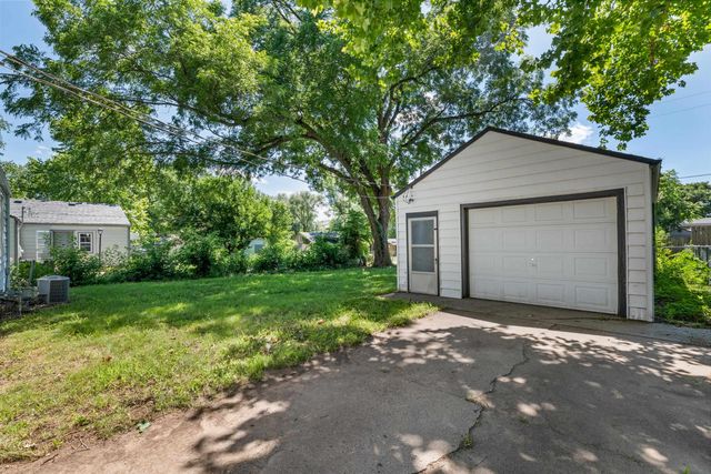 611 S Central Ave, Mulvane, KS 67110