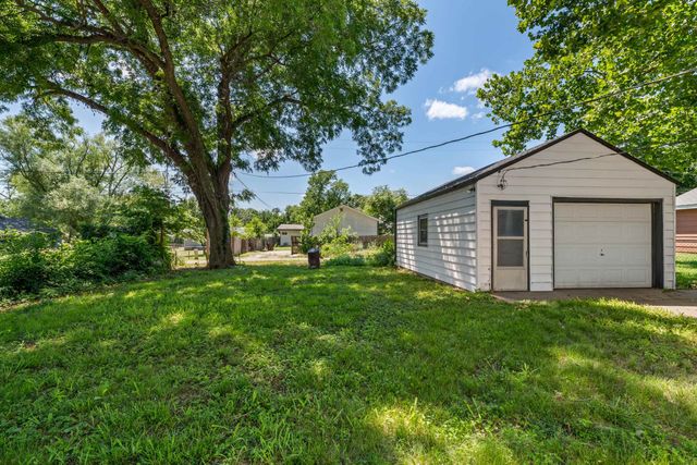 611 S Central Ave, Mulvane, KS 67110