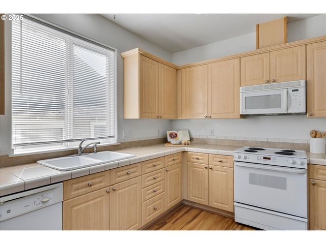 1422 Ne 18TH Pl, Canby, OR 97013