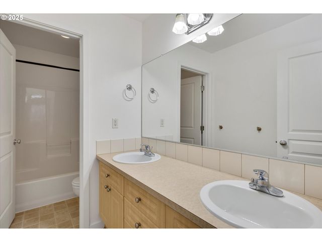 1422 Ne 18TH Pl, Canby, OR 97013
