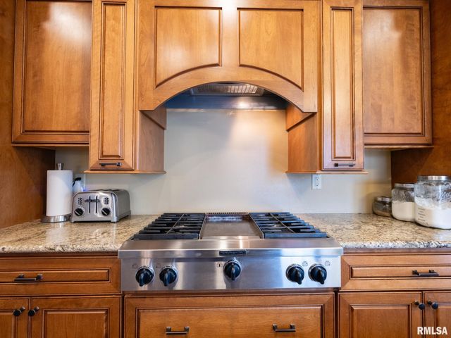 2104 W BROADLAND Drive, Dunlap, IL 61525