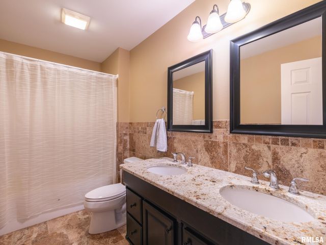 2104 W BROADLAND Drive, Dunlap, IL 61525