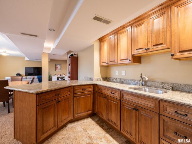 2104 W BROADLAND Drive, Dunlap, IL 61525