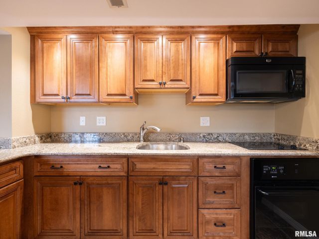 2104 W BROADLAND Drive, Dunlap, IL 61525