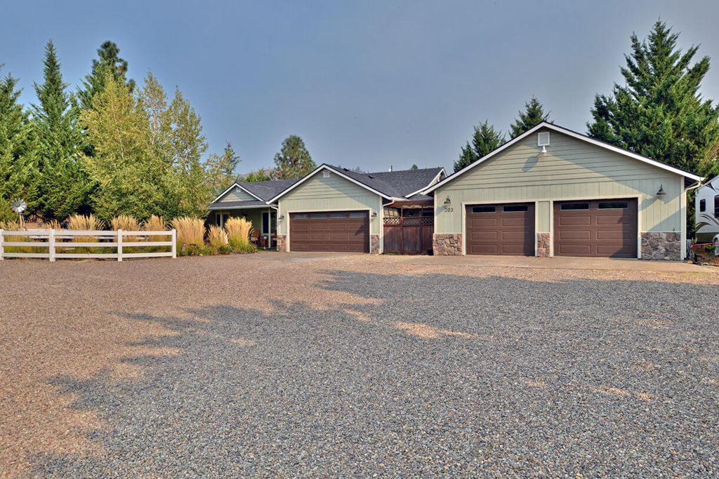 203 Edgerton Lane, Wolf Creek, OR 97497