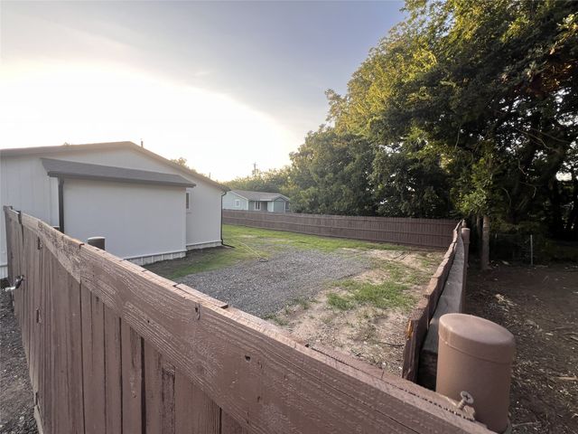 811 Thompson Street, Gainesville, TX 76240