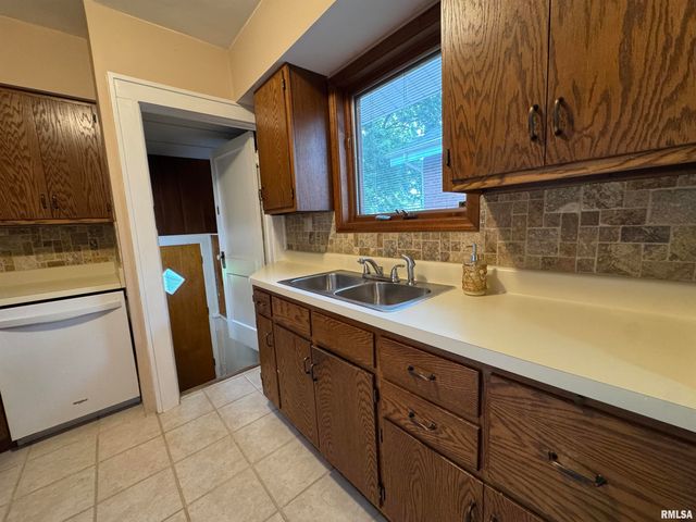 1830 COLLEGE Street, Springfield, IL 62704
