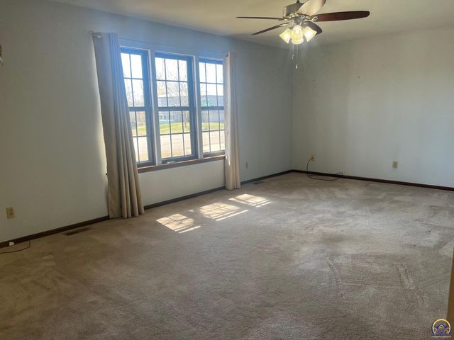 2624 NE 37th TER, Topeka, KS 66617