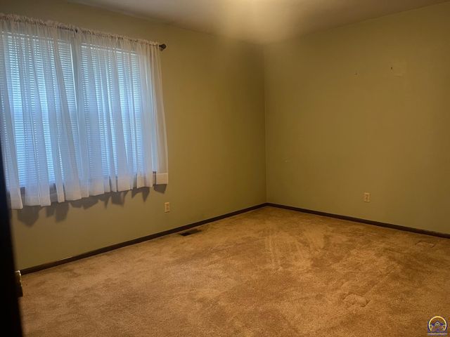 2624 NE 37th TER, Topeka, KS 66617