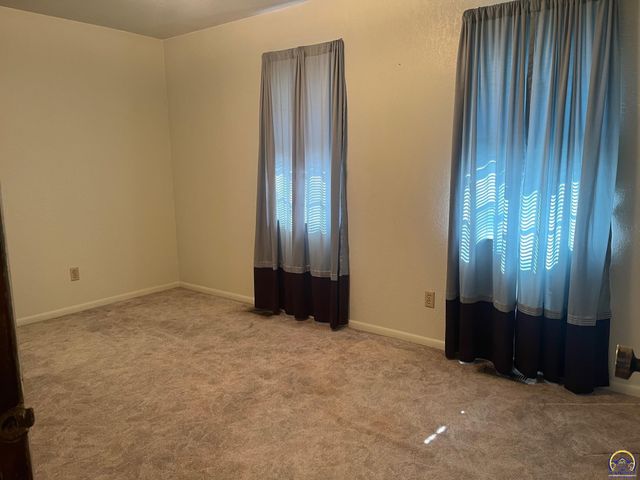 2624 NE 37th TER, Topeka, KS 66617