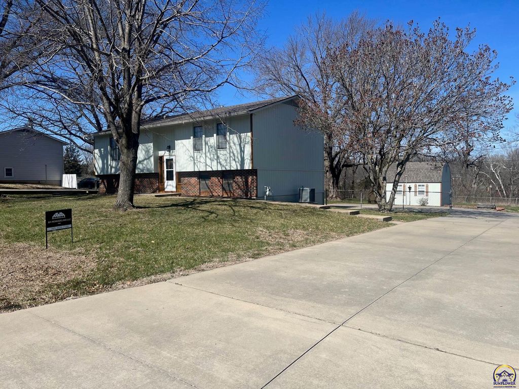 2624 NE 37th TER, Topeka, KS 66617