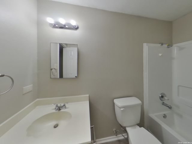 8015 CHESTNUT BARR DR, Converse, TX 78109