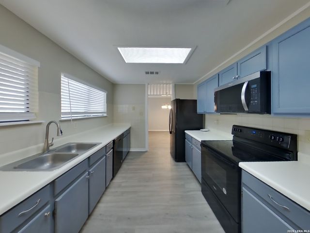 8015 CHESTNUT BARR DR, Converse, TX 78109