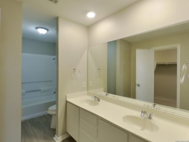 8015 CHESTNUT BARR DR, Converse, TX 78109