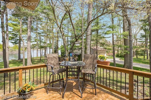 2748 Armstrong Drive, Lake Orion, MI 48360