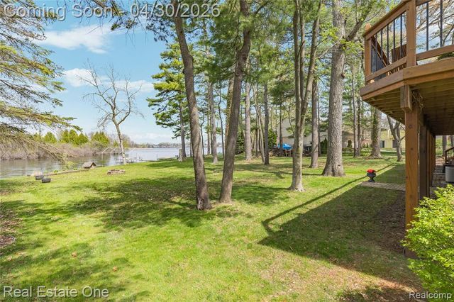 2748 Armstrong Drive, Lake Orion, MI 48360