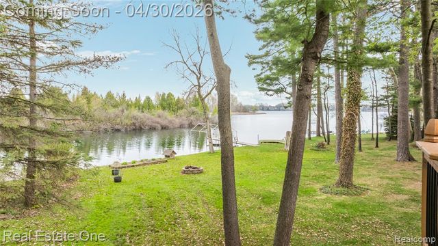 2748 Armstrong Drive, Lake Orion, MI 48360