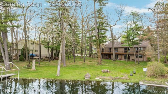 2748 Armstrong Drive, Lake Orion, MI 48360