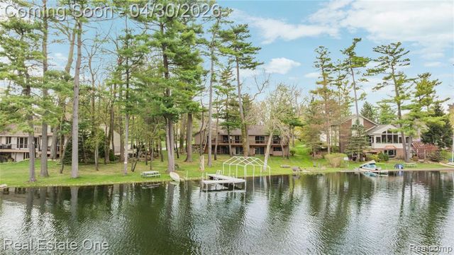 2748 Armstrong Drive, Lake Orion, MI 48360