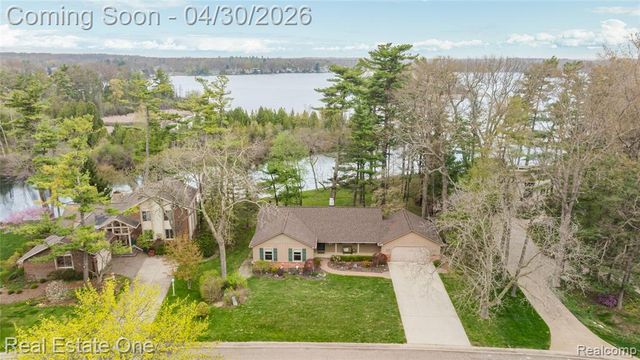 2748 Armstrong Drive, Lake Orion, MI 48360