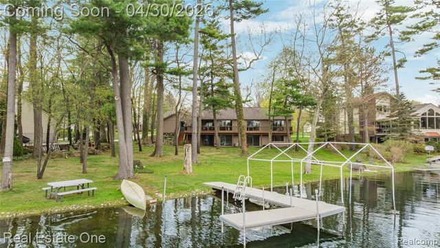 2748 Armstrong Drive, Lake Orion, MI 48360