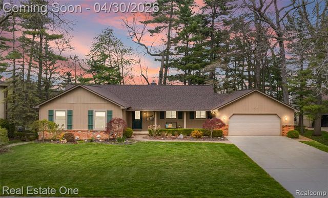 2748 Armstrong Drive, Lake Orion, MI 48360