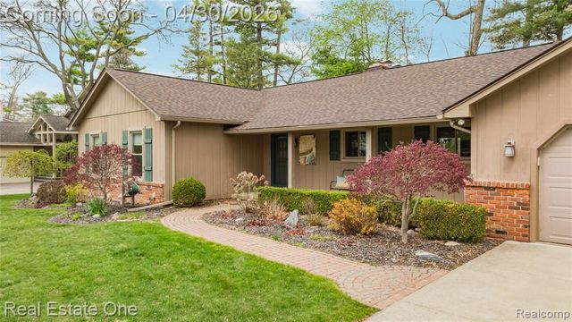 2748 Armstrong Drive, Lake Orion, MI 48360