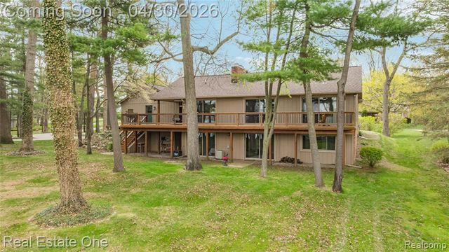 2748 Armstrong Drive, Lake Orion, MI 48360
