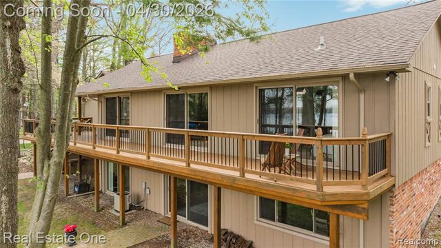 2748 Armstrong Drive, Lake Orion, MI 48360