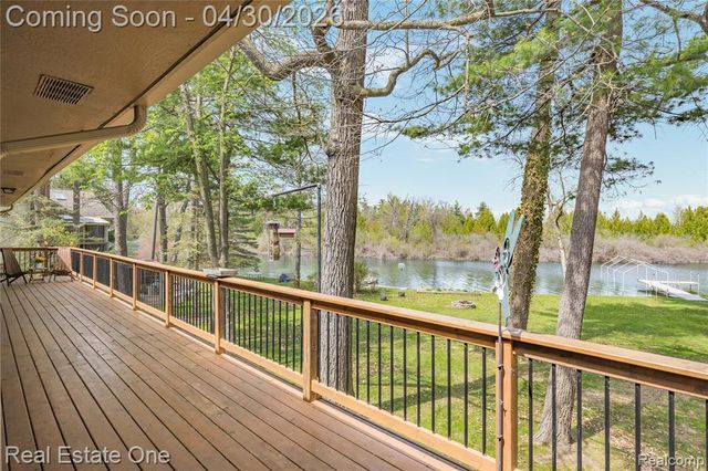 2748 Armstrong Drive, Lake Orion, MI 48360