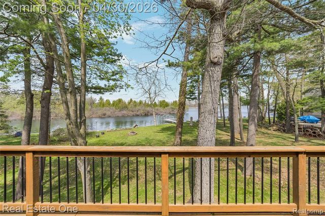2748 Armstrong Drive, Lake Orion, MI 48360