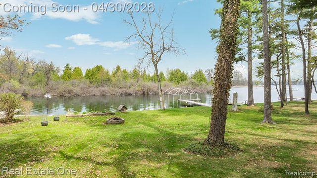 2748 Armstrong Drive, Lake Orion, MI 48360