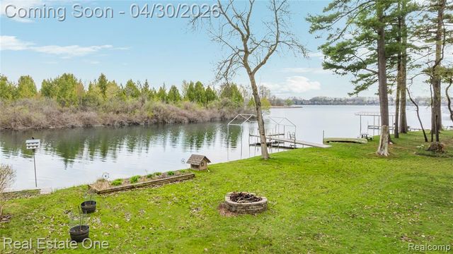2748 Armstrong Drive, Lake Orion, MI 48360