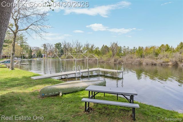 2748 Armstrong Drive, Lake Orion, MI 48360
