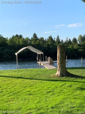 2748 Armstrong Drive, Lake Orion, MI 48360