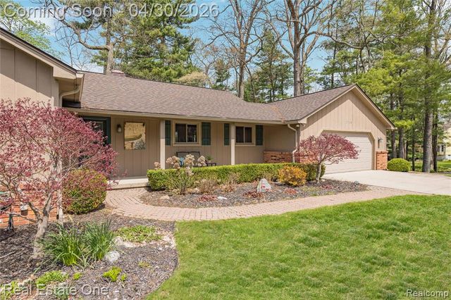 2748 Armstrong Drive, Lake Orion, MI 48360