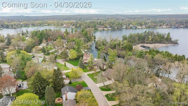 2748 Armstrong Drive, Lake Orion, MI 48360
