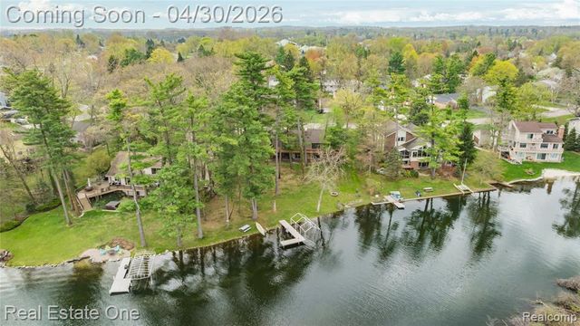2748 Armstrong Drive, Lake Orion, MI 48360