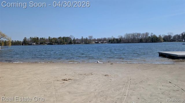 2748 Armstrong Drive, Lake Orion, MI 48360