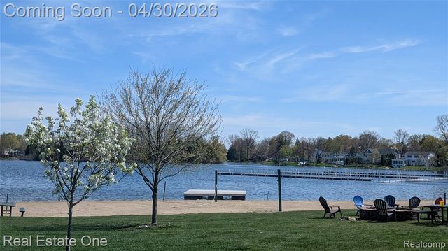 2748 Armstrong Drive, Lake Orion, MI 48360