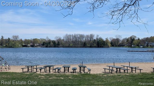 2748 Armstrong Drive, Lake Orion, MI 48360