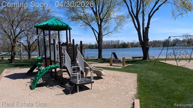 2748 Armstrong Drive, Lake Orion, MI 48360